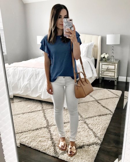 Девушка в белых джинсах