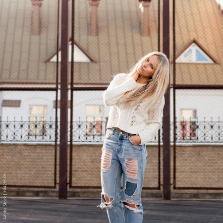 Блондинка в рваных джинсах