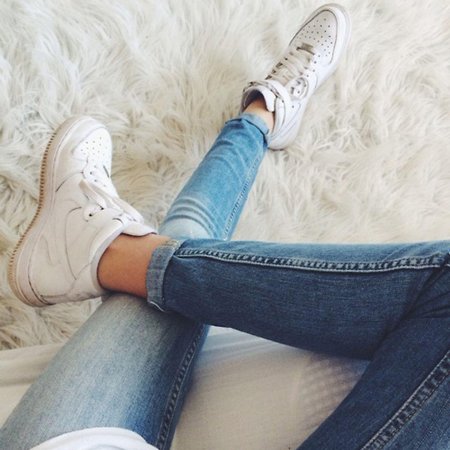 Девушка в джинсах