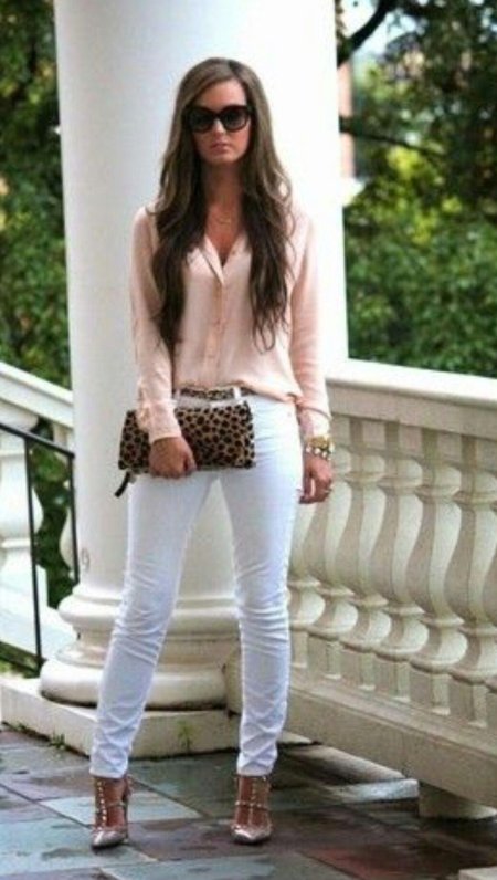 Девушка в белых джинсах