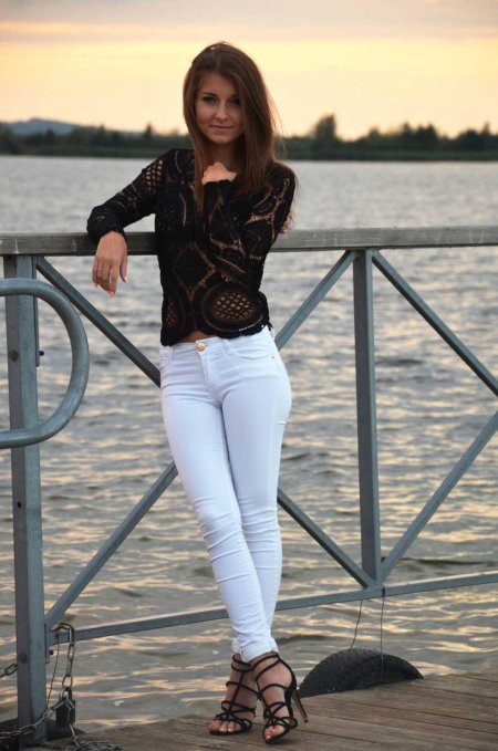 Девушка в белых джинсах