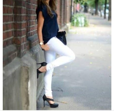 Девушка в белых джинсах