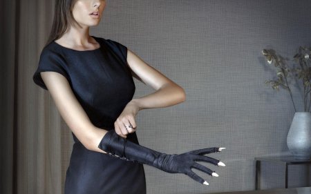 Девушка в длинных перчатках