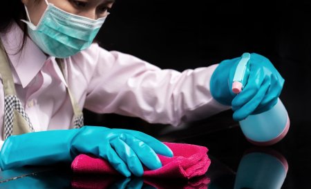 Женщина в резиновых перчатках