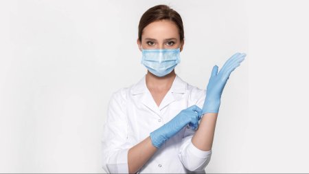 Медсестра в маске и перчатках