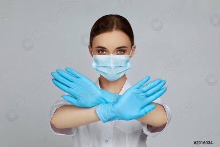 Женщина в резиновых перчатках