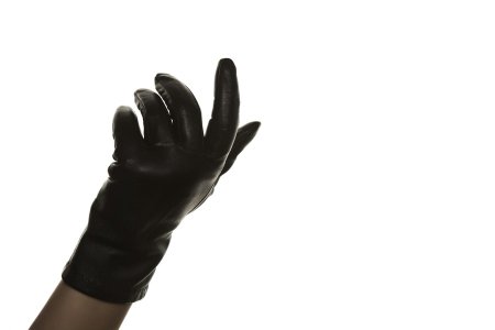 Рука в перчатке