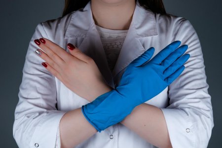 Девушка в медицинских перчатках