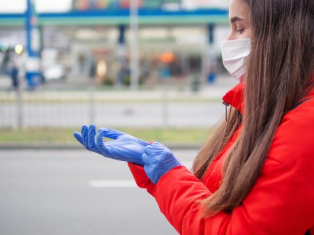Девушка в одноразовых перчатках