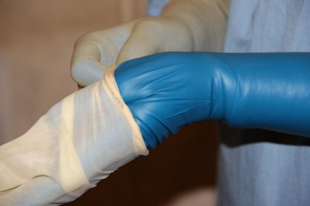 Резиновая перчатка