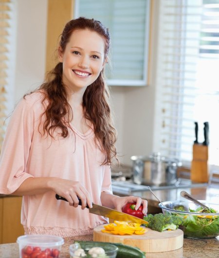 Женщина готовит на кухне