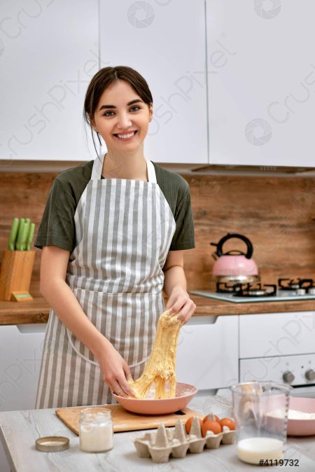 Домохозяйка на кухне