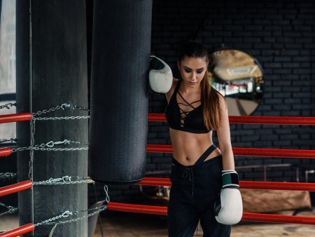 Девушка с боксерской грушей