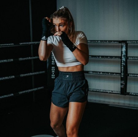 Девушка кикбоксер