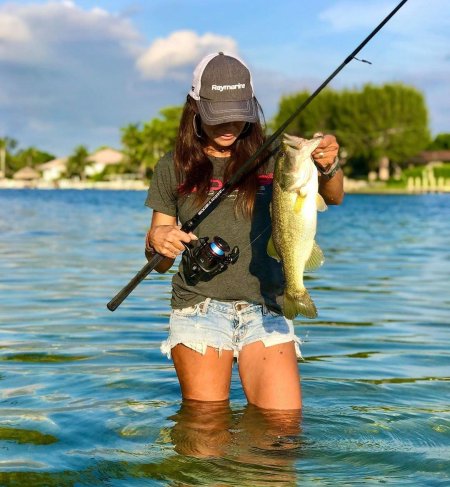 Девушка рыбачит