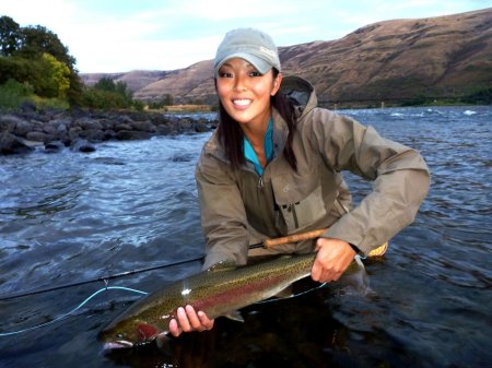 Девушка рыбачка