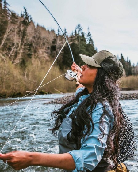 Женщина рыбак