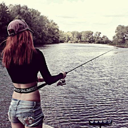 Красивая девушка ловит рыбу