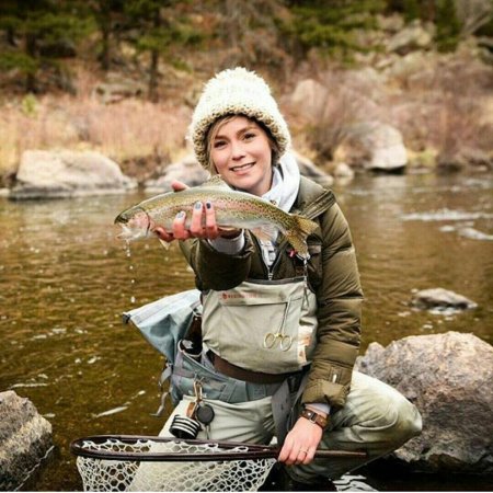 Женщина на рыбалке