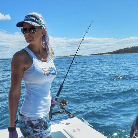 Симпатичная рыбачка брук фреклингтон из австралии