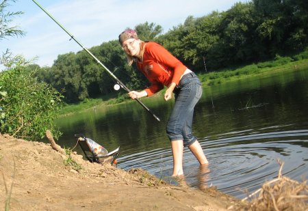 Женщина на рыбалке