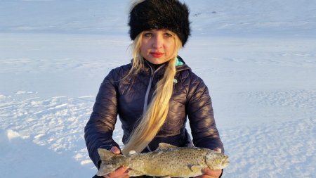 Женщины на зимней рыбалке