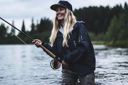 Девушка рыбачит