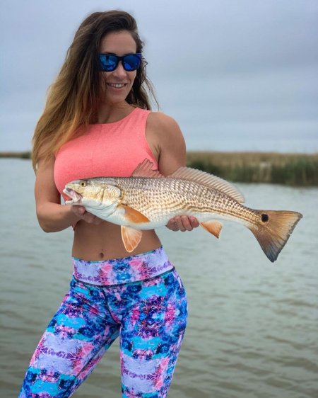 Девушка с рыбой