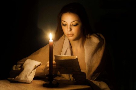 Девушка со свечой в руках