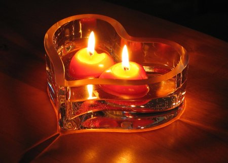 Горит свеча стекает воск