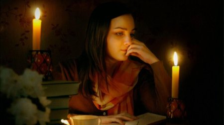 Девушка со свечой в руках