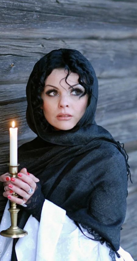 Женщина со свечой