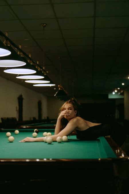 Девушка на бильярдном столе