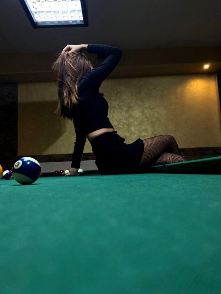 Девушка на бильярдном столе