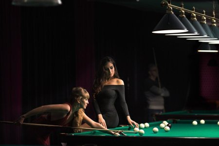 Женщина на бильярдном столе