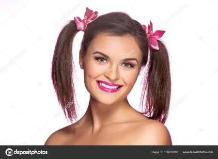 Девушка с двумя хвостиками