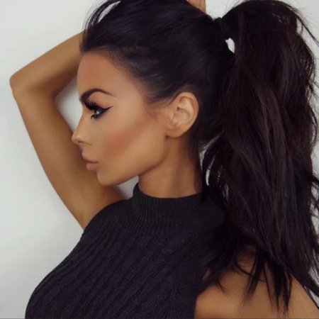 Брюнетка с высоким хвостом