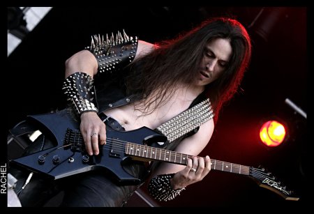 Хеви метал гитарист