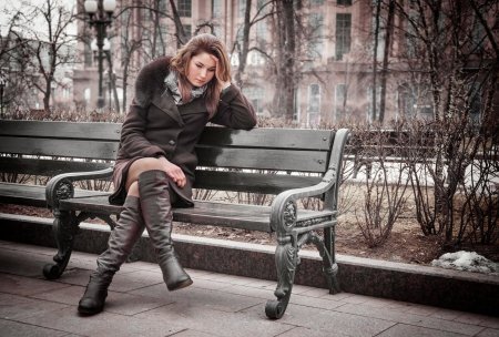 Женщина на лавочке