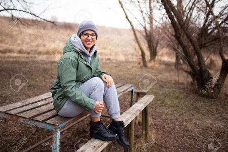 Женщина сидит на скамейке