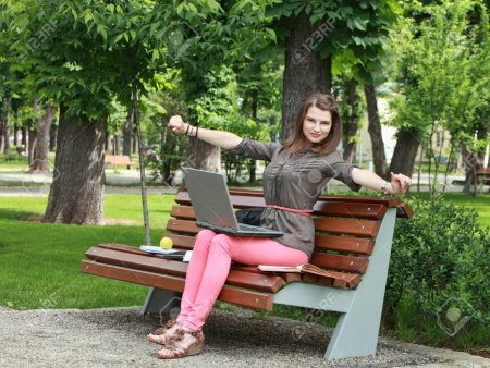 Женщина сидит на скамейке