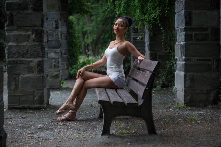 Девушка на скамейке