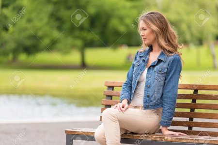 Девушка в джинсах