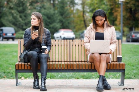 Две женщины в парке