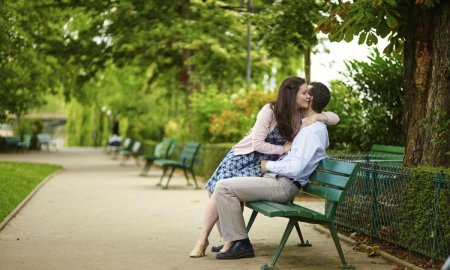 Пара на скамейке в парке