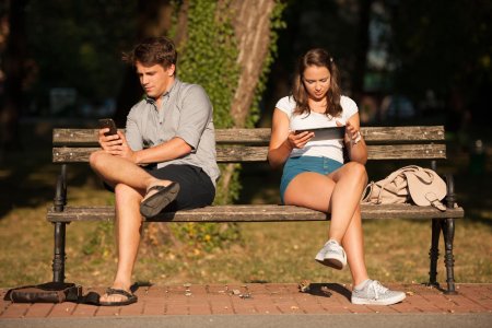 Молодежь на скамейке