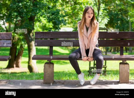 Девушка на скамейке в парке