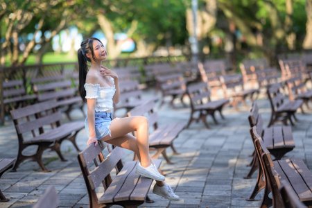 Девушка сидит на лавочке