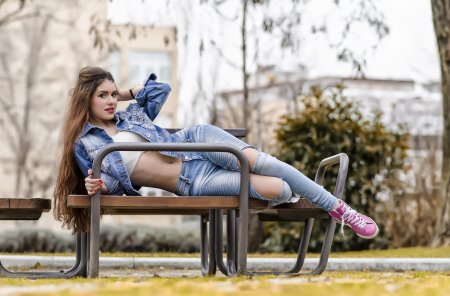 Красивые девушки на скамейке