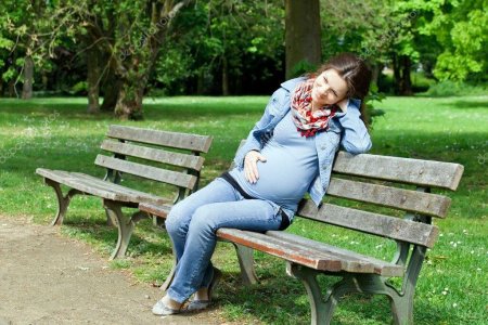 Беременная в парке